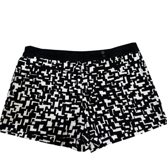 Trina Turk 100% geometric print white/black shorts size 10 NWT - Picture 1 of 5